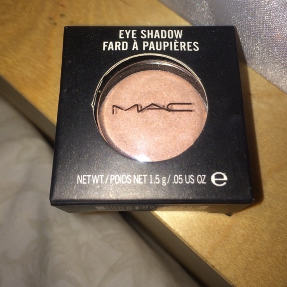 WANTED: Looking to by MAC eyeshadow in the colour “Hush”.